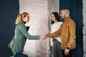 visuel montrant des personnes qui créent un véritable contact humain pour réussir dans votre projet création boulangerie