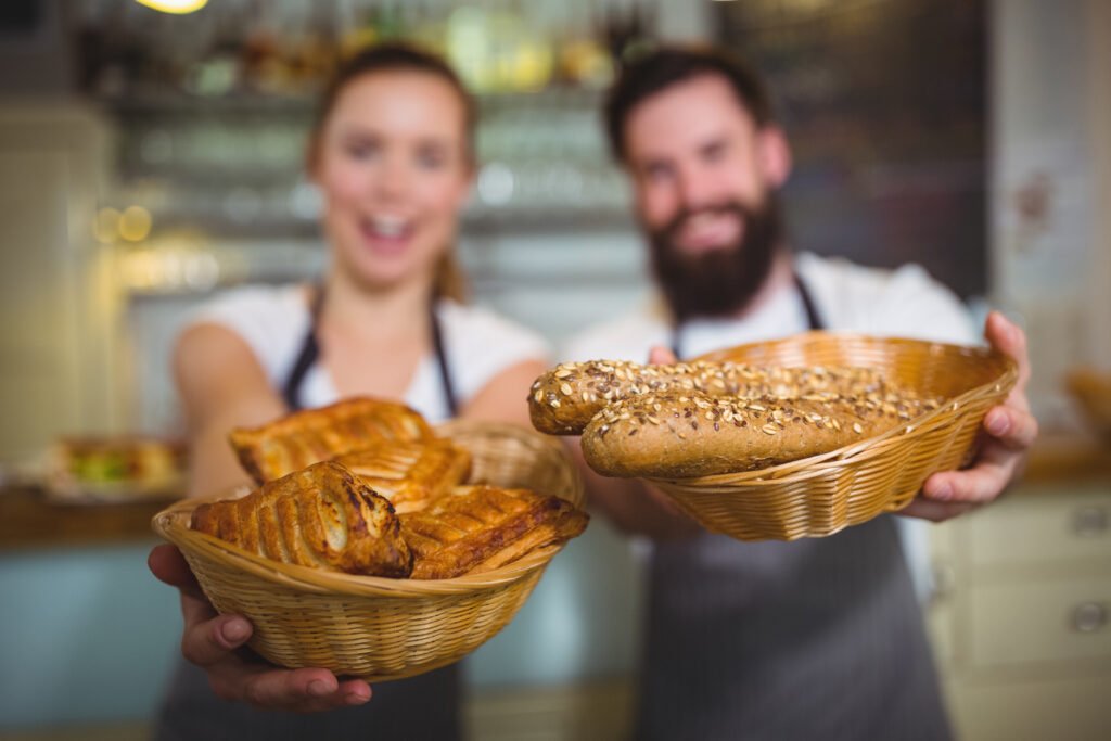 visuels de 2 boulangers présentant du pain à une personne souhaitant avancer dans la reprise d'une boulangerie